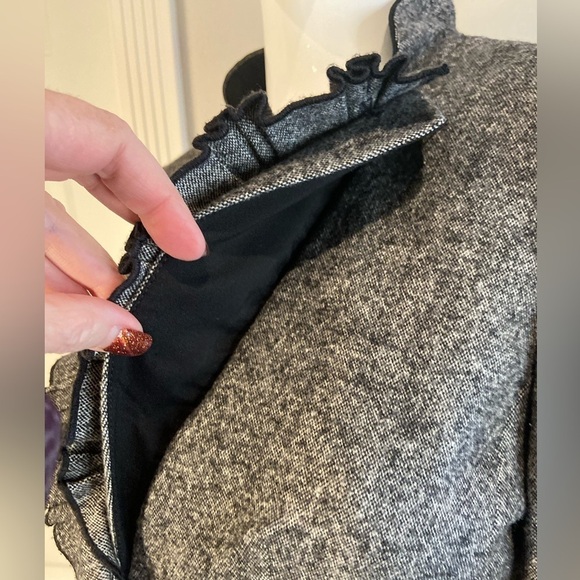 White House Black Market~Sweet~Ruffle Collar~Button Closure~Short Blazer~Size 2 - Picture 9 of 16